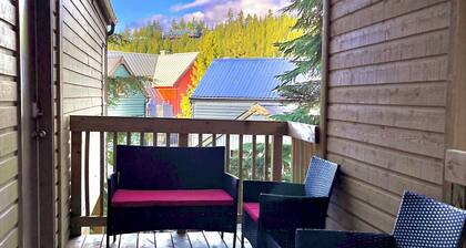Cozy Creekside Hideaway | Walk to Gondola