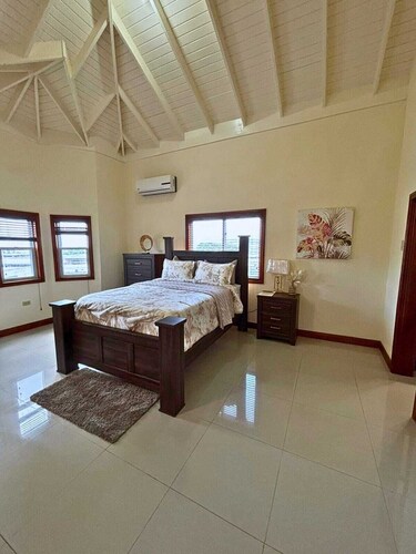 Casa Pors Luxury Apartment with Security, Pool, Gym, & AC in Charming Kingston 6