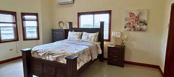 Casa Pors Luxury Apartment with Security, Pool, Gym, & AC in Charming Kingston 6