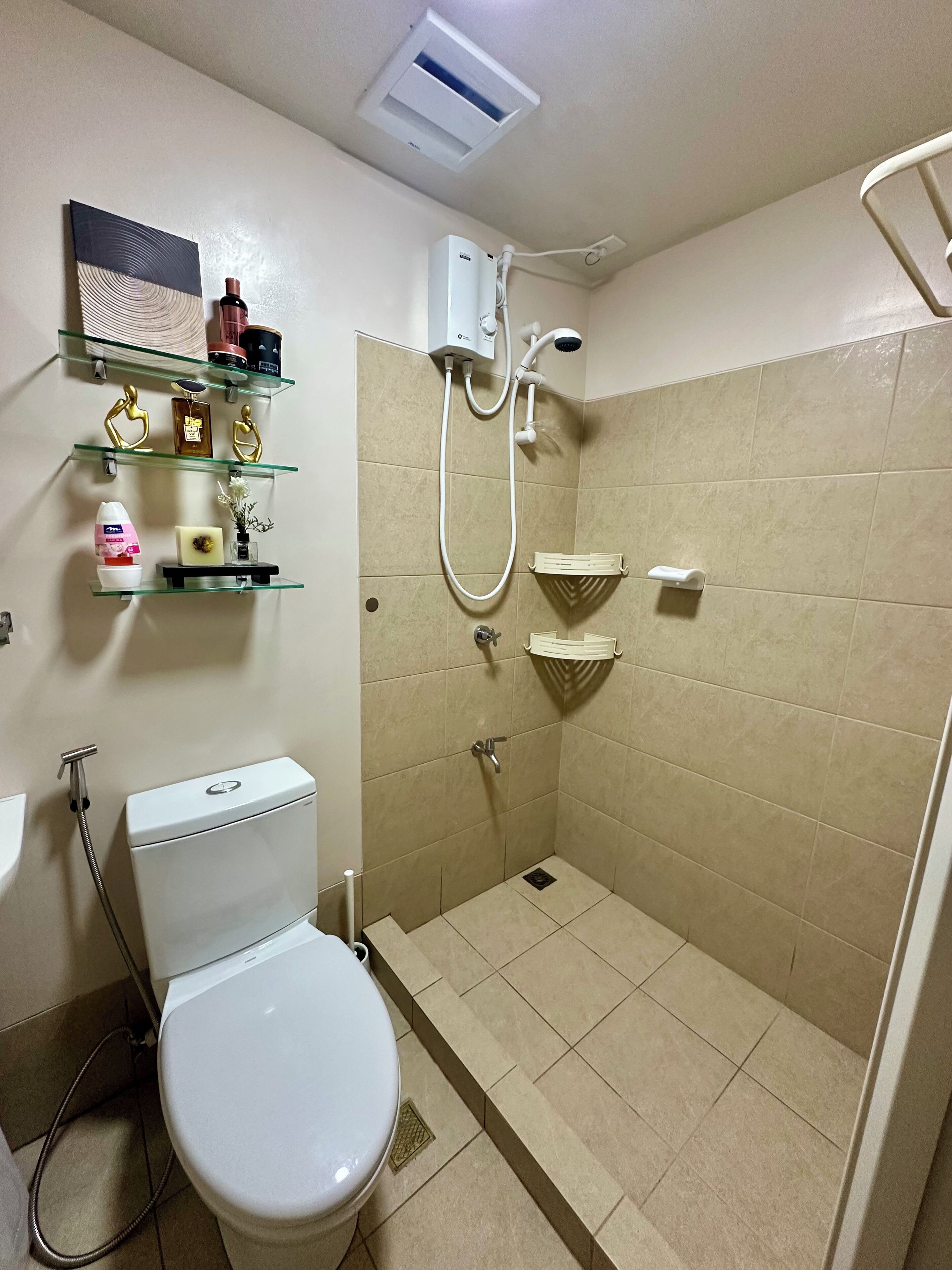 Een douche, een haardroger, een bidet, handdoeken