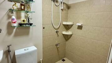 Een douche, een haardroger, een bidet, handdoeken