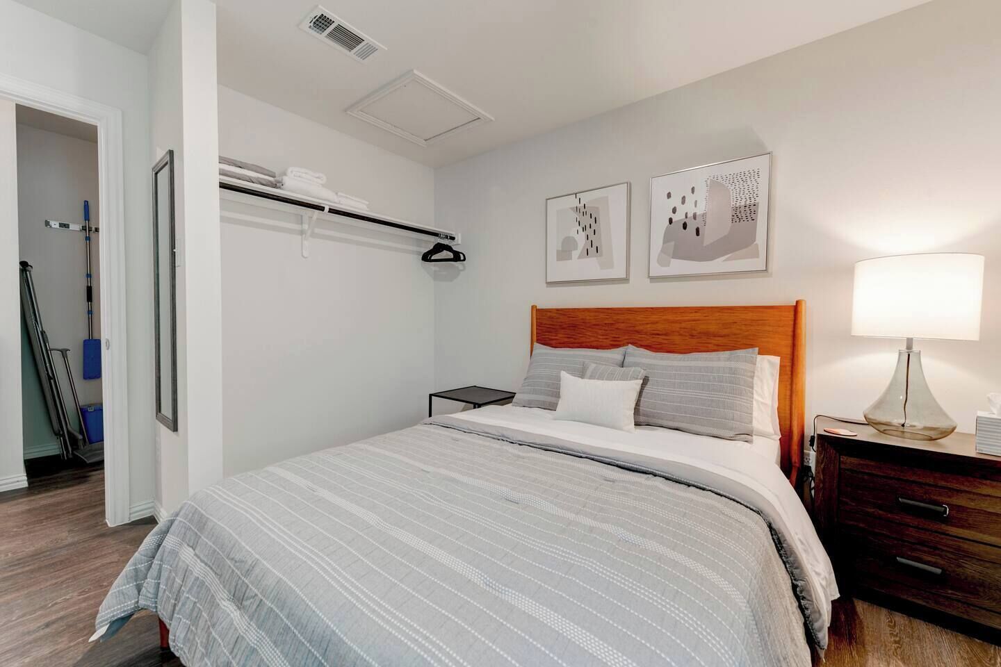 3 habitaciones, escritorio, tabla de planchar con plancha y wifi gratis 