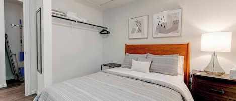 3 habitaciones, escritorio, tabla de planchar con plancha y wifi gratis