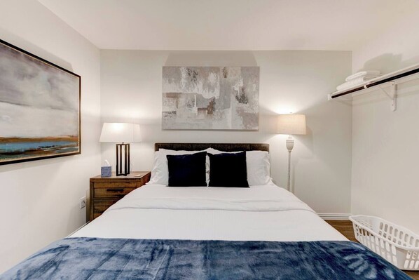 3 habitaciones, escritorio, tabla de planchar con plancha y wifi gratis 