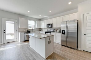 Fridge, microwave, oven, stovetop - Modern 4-BDRM in Round Rock (Round Rock)