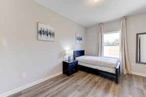 6 chambres, fer et planche à repasser