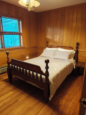5 bedrooms, desk, WiFi, bed sheets