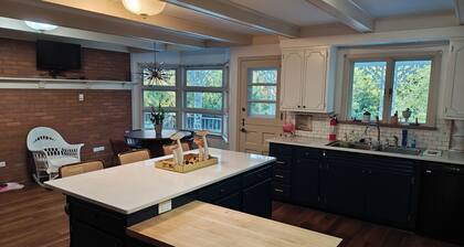 Lovely 5-BR home in charming Bellefonte 15 minutes from PSU. Pet/family friendly