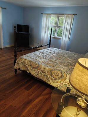 5 bedrooms, desk, WiFi, bed sheets