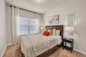 4 Schlafzimmer, Schreibtisch, Bügeleisen/Bügelbrett