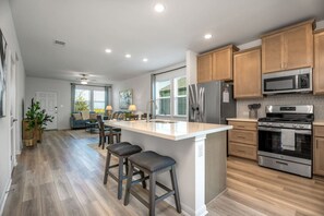 Fridge, oven, stovetop, dishwasher