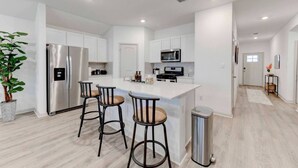 Cookware/dishes/utensils - 4BR Corporate Stay in Hutto (Hutto)
