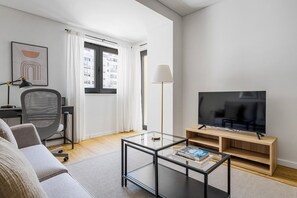 TV, stereo - Blueground | Alvalade, balcony, nr Campo Pequeno (Lisbon)