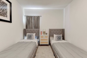2 habitaciones y tabla de planchar con plancha 