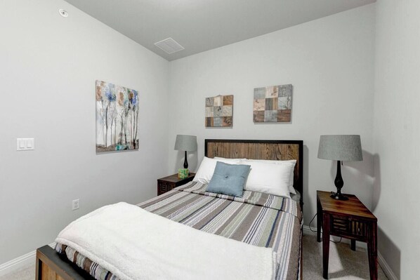 4 bedrooms, desk, iron/ironing board, bed sheets