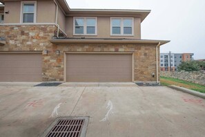 Property grounds - Modern 4BR Home Near Cedar Park (Austin)