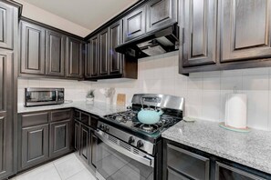 Coffee/tea maker, microwave, oven, dishwasher - Modern 4BR Home Near Cedar Park (Austin)