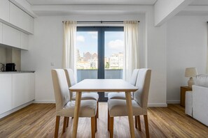 Dining - Blueground | Alvalade, terrace, nr Parque Eduardo VII (Lisbon)