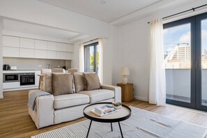 TV, stereo - Blueground | Alvalade, terrace, nr Parque Eduardo VII (Lisbon)