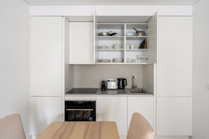 Kühlschrank, Mikrowelle, Ofen, Herdplatte