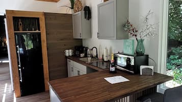 Mikrobølgeovn, ovn, kokeplater og oppvaskmaskin