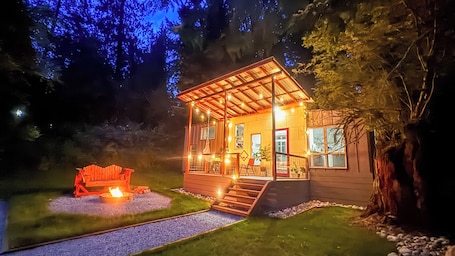 Exterior. Private Get Away TINY HOUSE with SAUNA