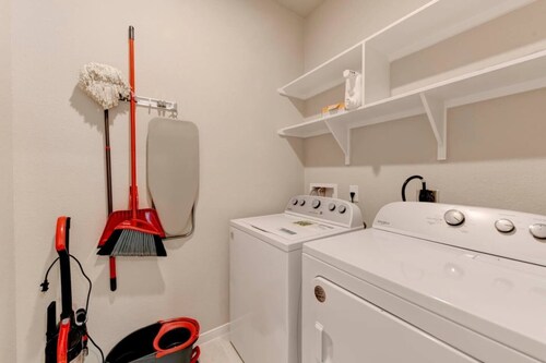 Spacious 5-Bed Retreat in Troy