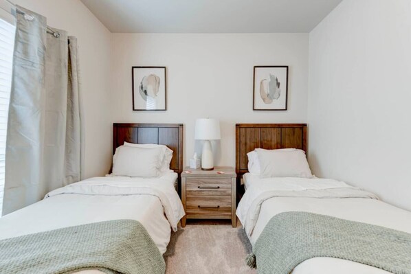 4 bedrooms, desk, iron/ironing board, bed sheets