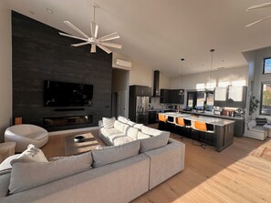 Smart TV, fireplace - Your Own Private Retreat - pool, hot tub, cold plunge, red light sauna, pickleball (Asheville)