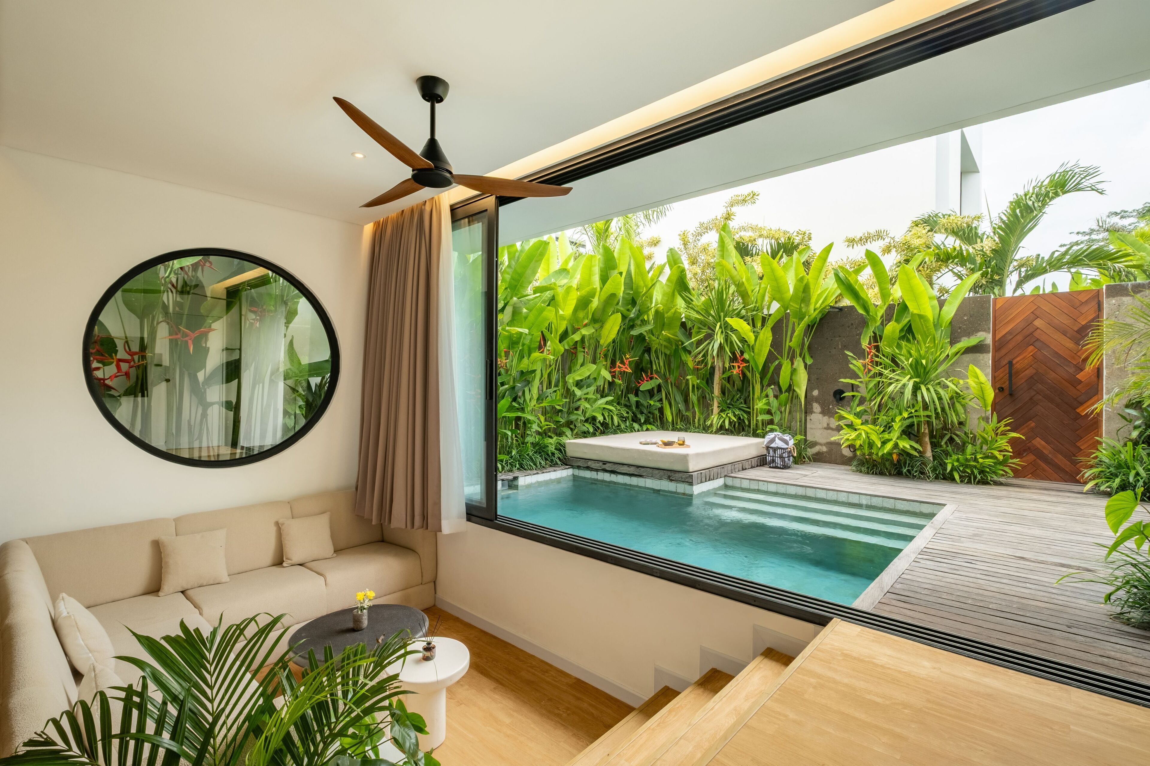 Vila Deluks, 2 kamar tidur, patio, pemandangan kolam renang | Ruang keluarga | Televisi 65-inci dengan saluran TV kabel