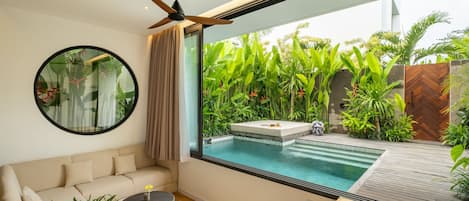 Deluxe villa, 2 slaapkamers, patio, uitzicht op zwembad | Woonkamer | Een 65-inch televisie met kabelzenders