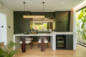 Villa Deluxe, 2 habitaciones, patio, vistas a la piscina | Cocina privada | Frigorífico, placa de cocina, cafetera o tetera y utensilios de cocina