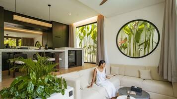 Vila Deluks, 2 kamar tidur, patio, pemandangan kolam renang | Ruang keluarga | Televisi 65-inci dengan saluran TV kabel