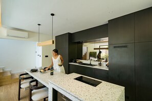 Vila Deluks, 2 kamar tidur, patio, pemandangan kolam renang | Ruang makan