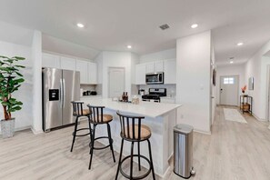 Private kitchen - Comfort & Space:4BRHome in Hutto (Hutto)