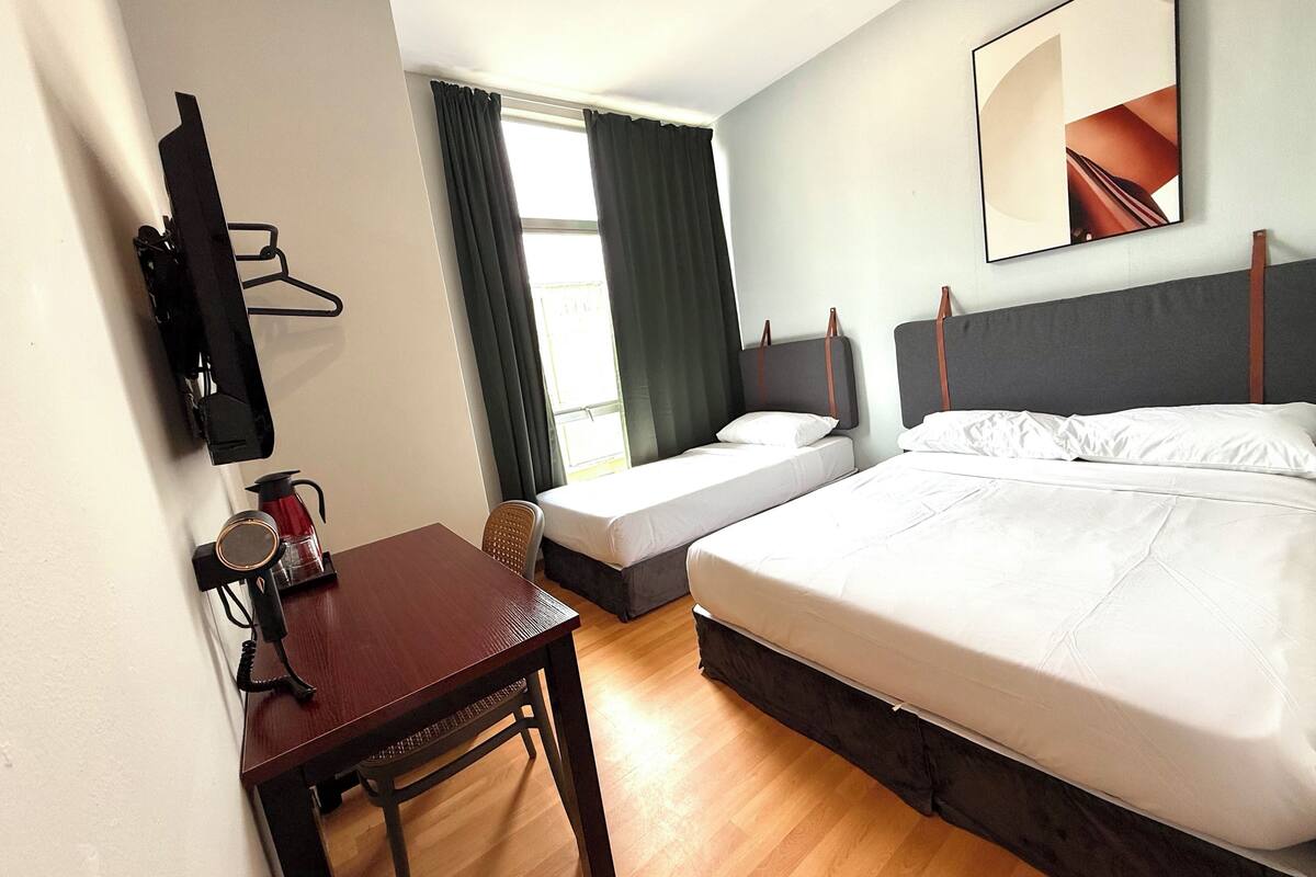 트리플룸 | 책상, 무료 WiFi