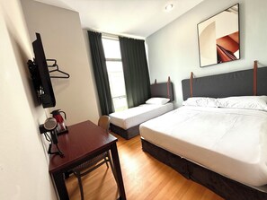Triple Room | Desk, free WiFi