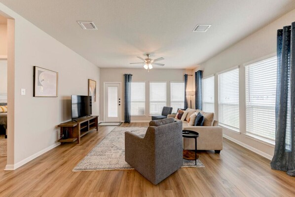 TV - Manor Gateaway in Manor (Manor)