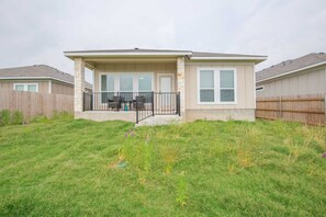 Exterior - Manor Gateaway in Manor (Manor)