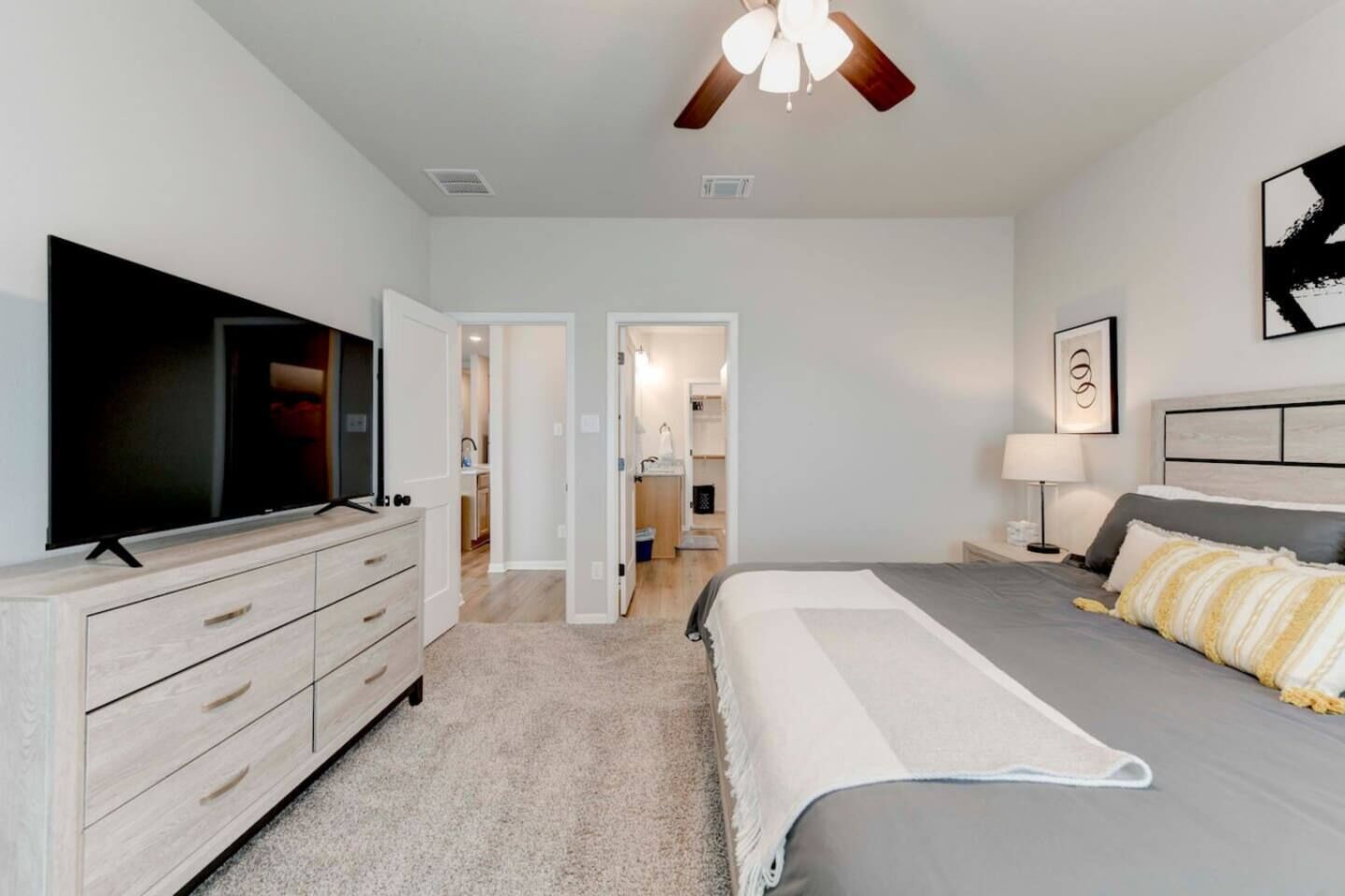 3 bedrooms, desk, iron/ironing board, free WiFi