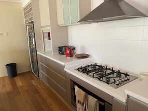 Mikrobølgeovn, ovn, kokeplater og oppvaskmaskin