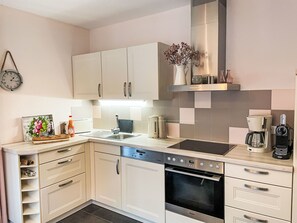 Fridge, oven, dishwasher, cookware/dishes/utensils