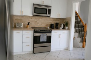 Fridge, microwave, oven, stovetop - Richmond Hill 5BR | Game Room | Huge Yard | 3 Parking , Pets OK (Richmond Hill)