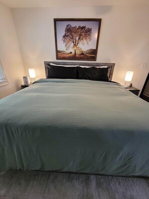 3 bedrooms, iron/ironing board, WiFi, bed sheets - Cozy Modern Farmhouse at Milhaven (Charlotte)