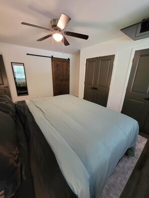 3 bedrooms, iron/ironing board, WiFi, bed sheets