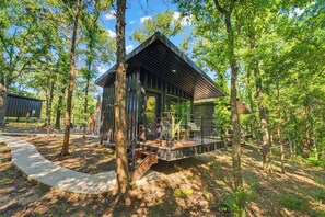 Exterior - The Black Crow | Couples’ Escape + Pickleball (Alvord)