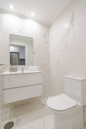 Dusche, Haartrockner, Handtücher