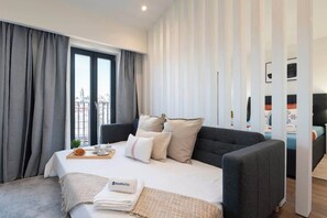 1 habitación, tabla de planchar con plancha y cuna de viaje 