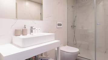 Ducha, secador de pelo, toallas y champú