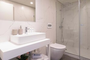 Shower, hair dryer, towels, shampoo - Marquesa Palace 23 by HostWise (Porto)